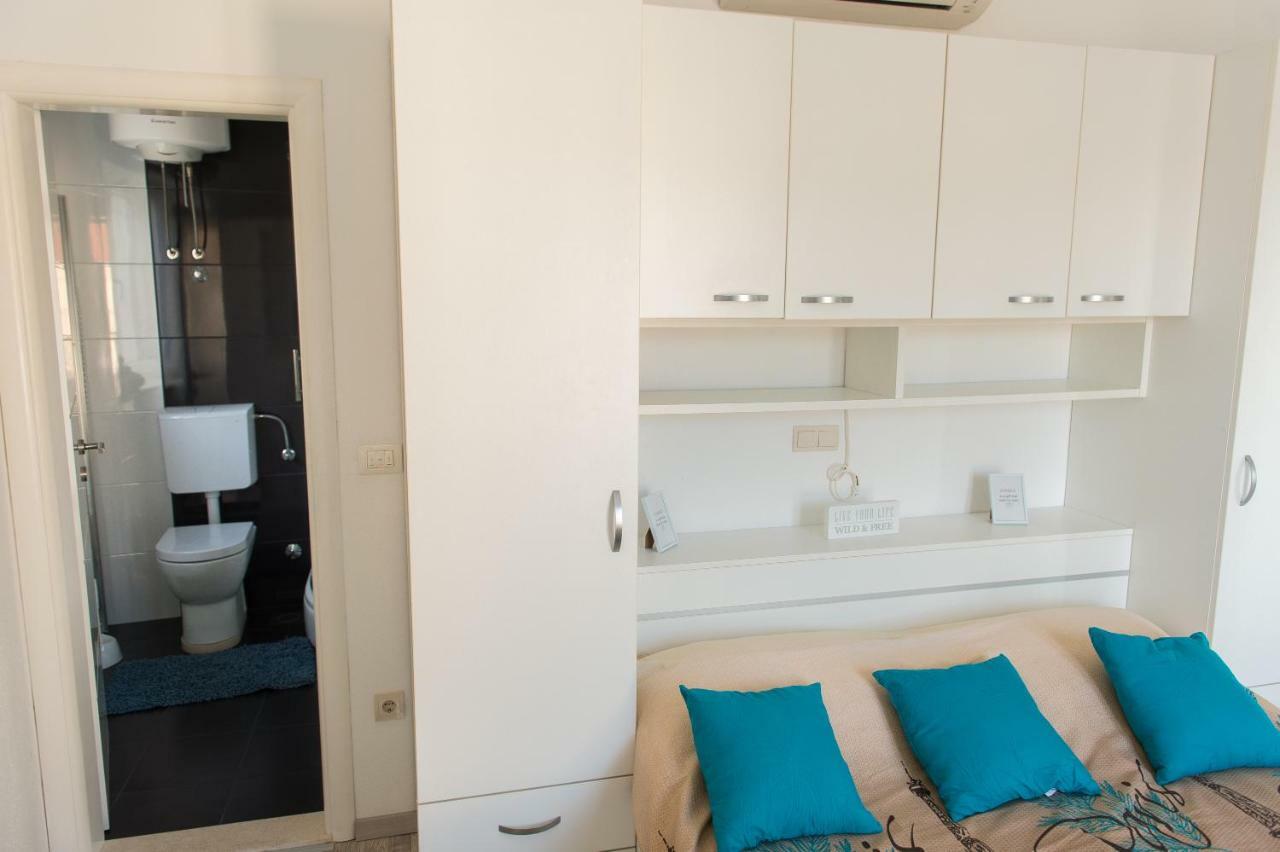 Apartments Cezar Rogoznica  Buitenkant foto